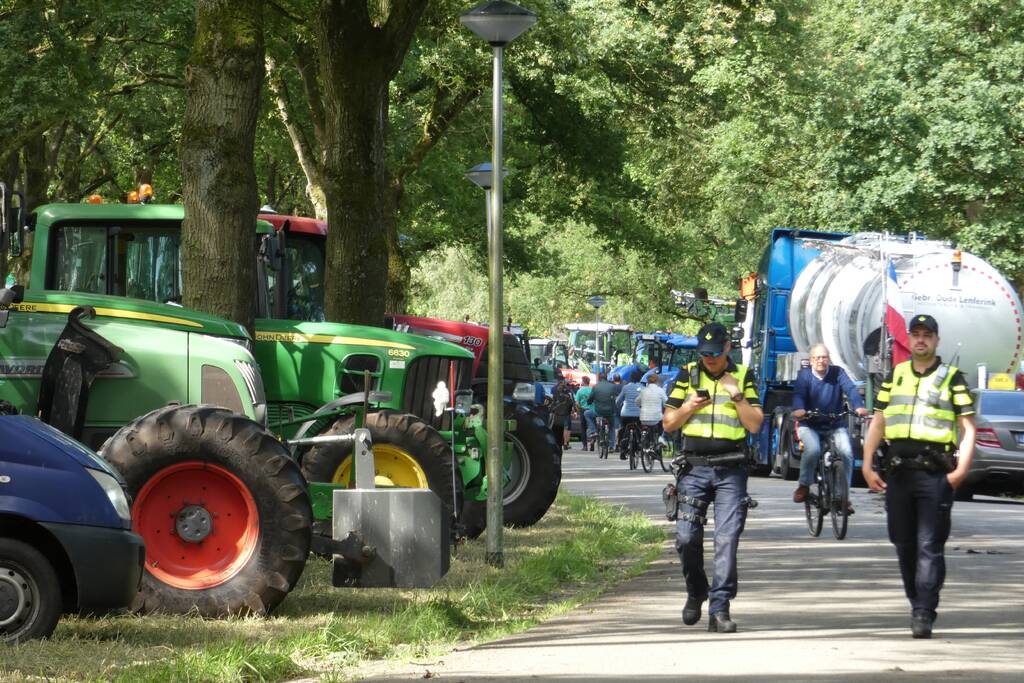 Boeren voeren actie bij provinciehuis