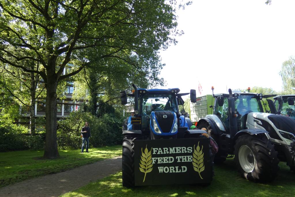Boeren voeren actie bij provinciehuis