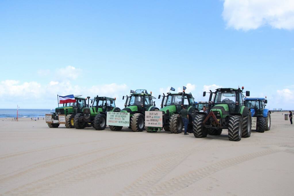 Boeren verzamelen zich op Scheveningen-strand