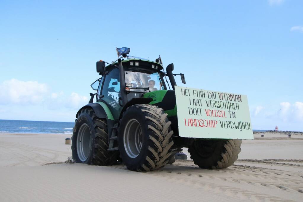 Boeren verzamelen zich op Scheveningen-strand