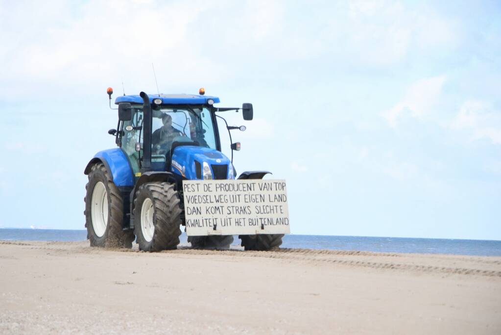 Boeren verzamelen zich op Scheveningen-strand