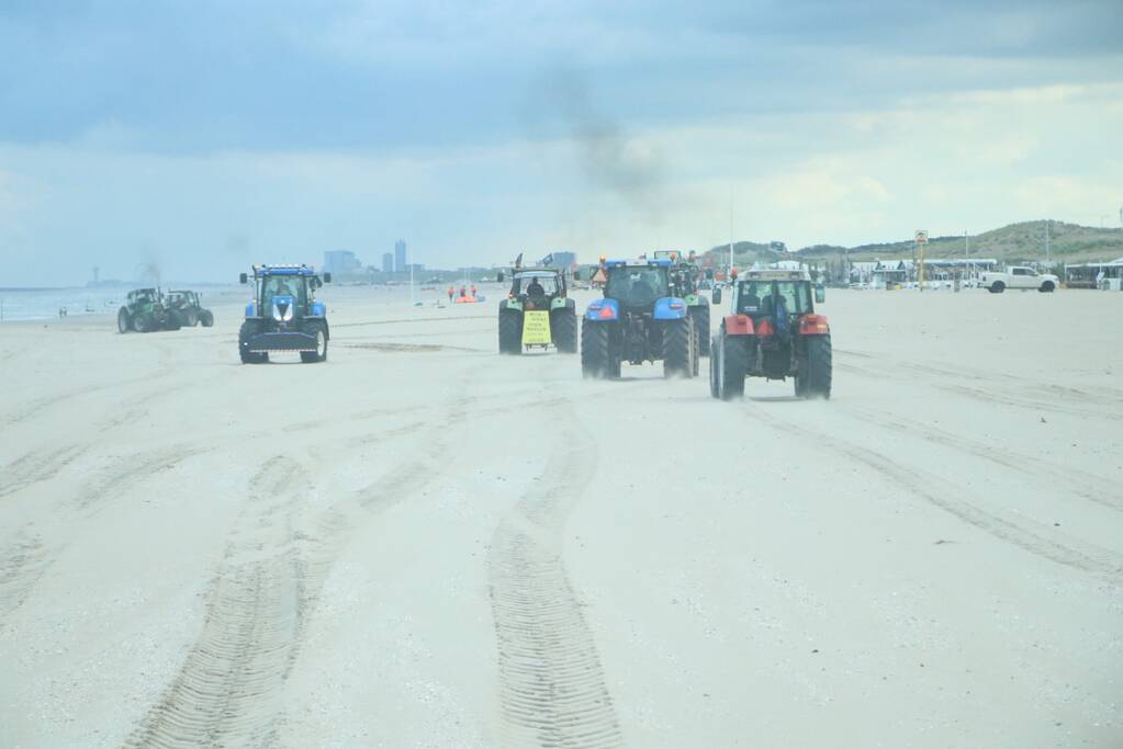 Boeren verzamelen zich op Scheveningen-strand