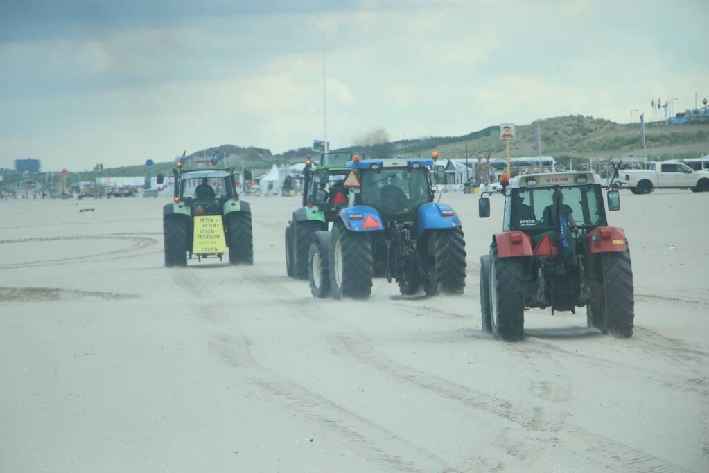 Boeren verzamelen zich op Scheveningen-strand