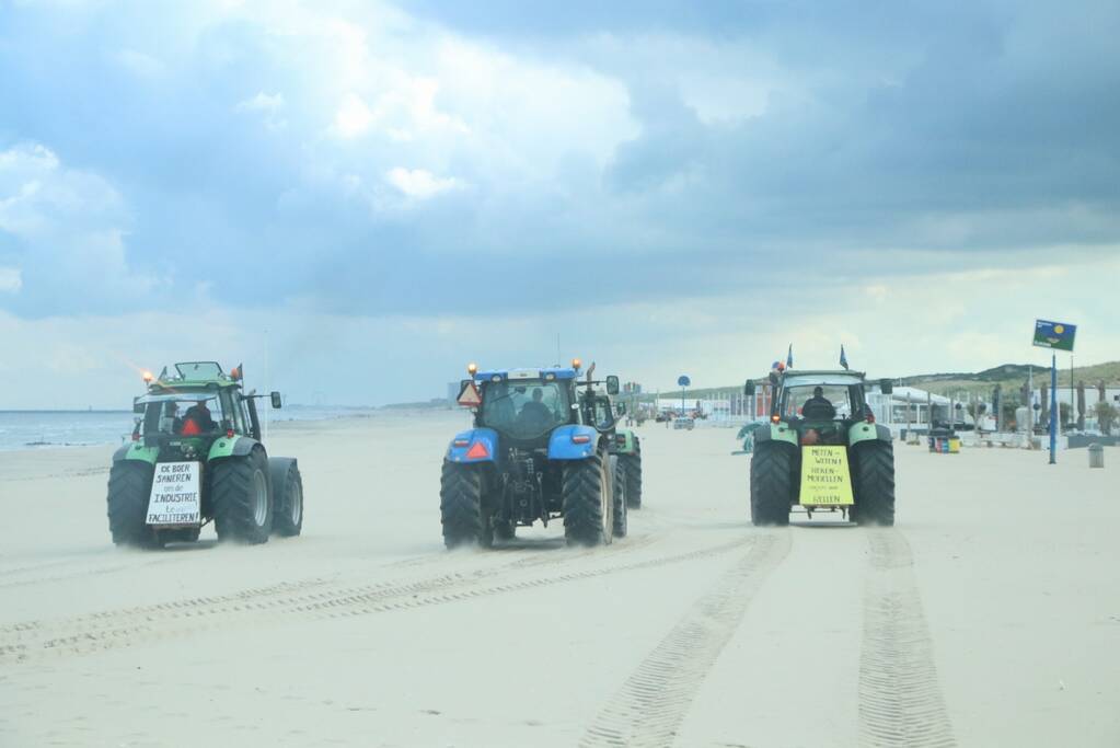 Boeren verzamelen zich op Scheveningen-strand