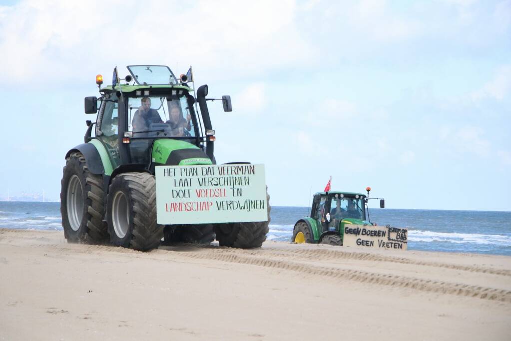 Boeren verzamelen zich op Scheveningen-strand