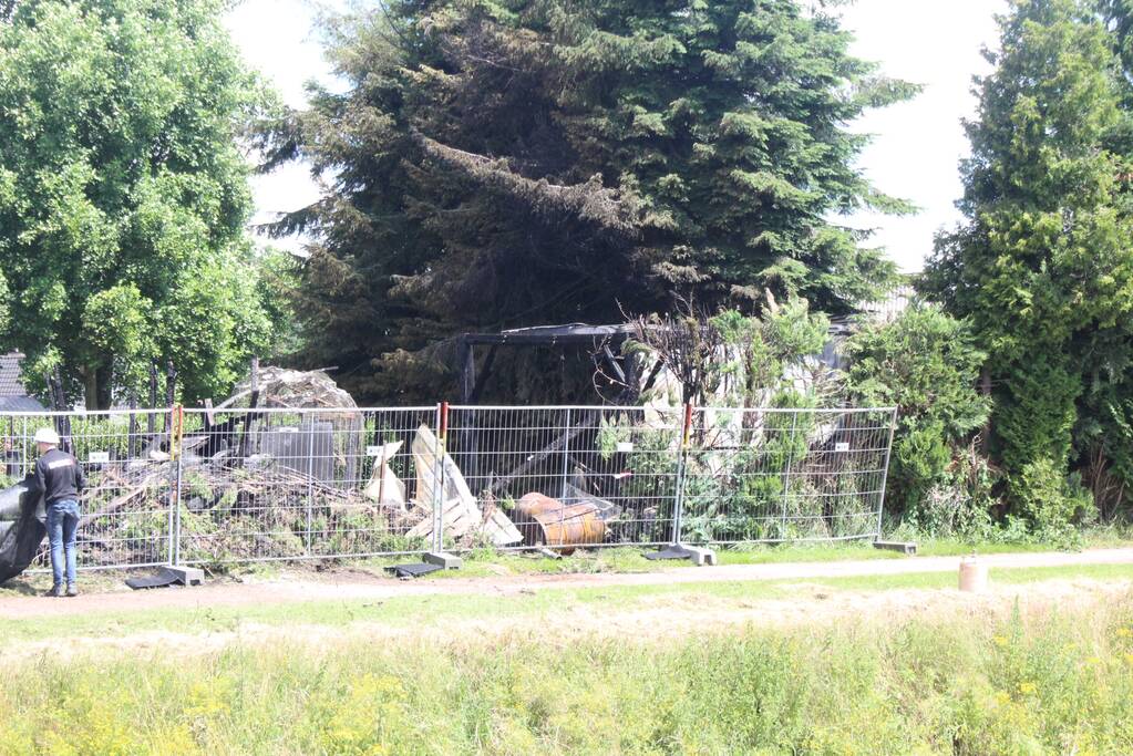 Twee schuren verwoest door flinke brand