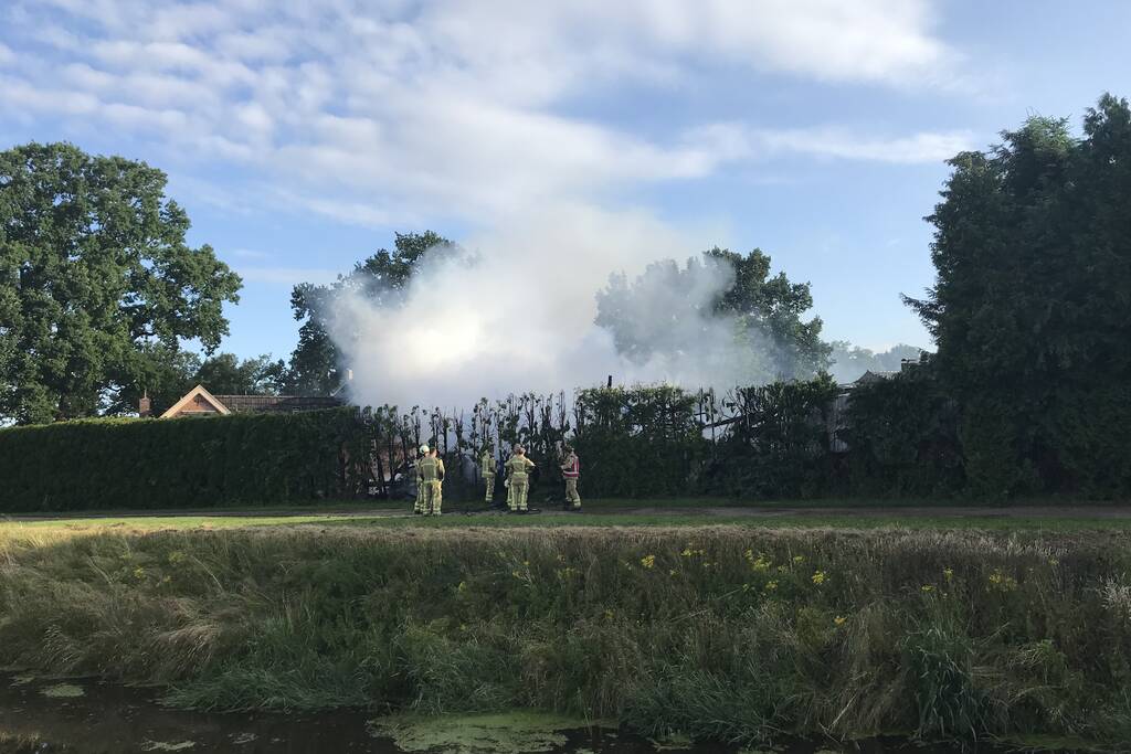 Twee schuren verwoest door flinke brand