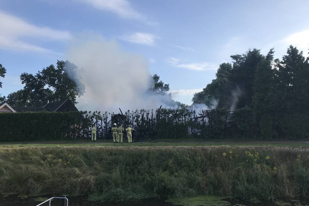 Twee schuren verwoest door flinke brand