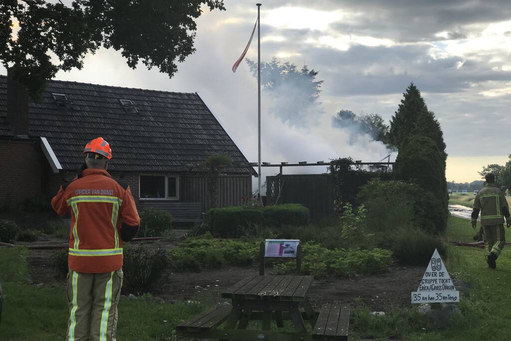 Twee schuren verwoest door flinke brand