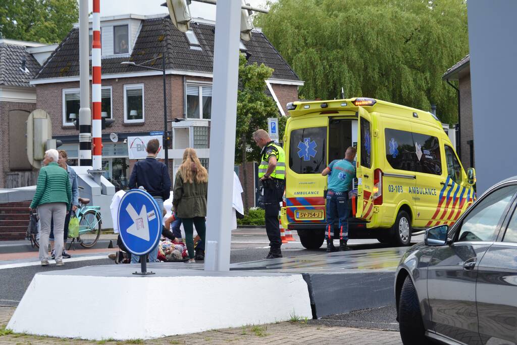 Vrouw gewond naar ziekenhuis gebracht