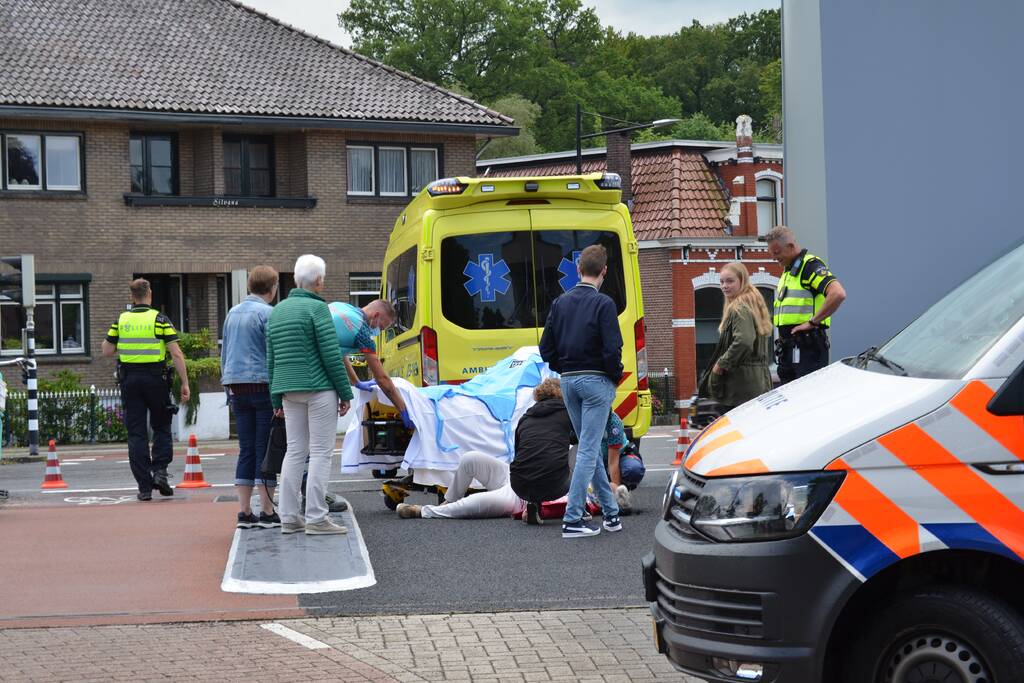 Vrouw gewond naar ziekenhuis gebracht