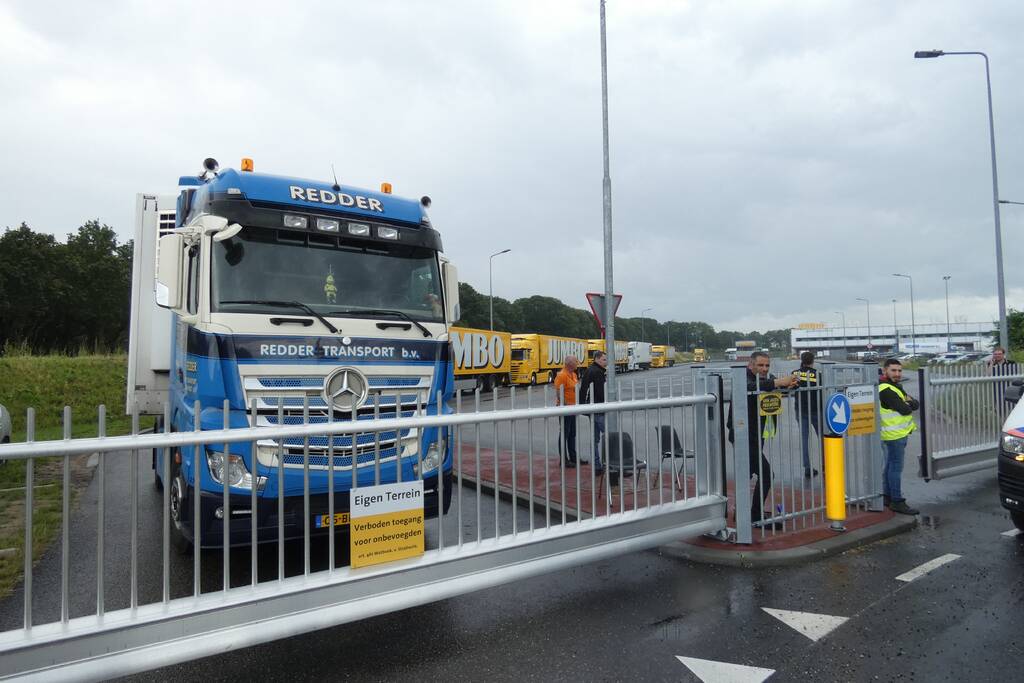 Broeren blokkeren toegang tot Jumbo distributiecentrum