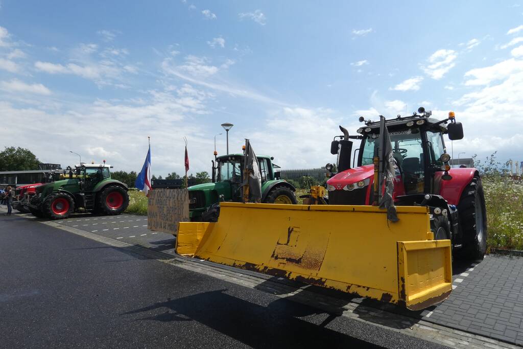 Broeren blokkeren toegang tot Jumbo distributiecentrum