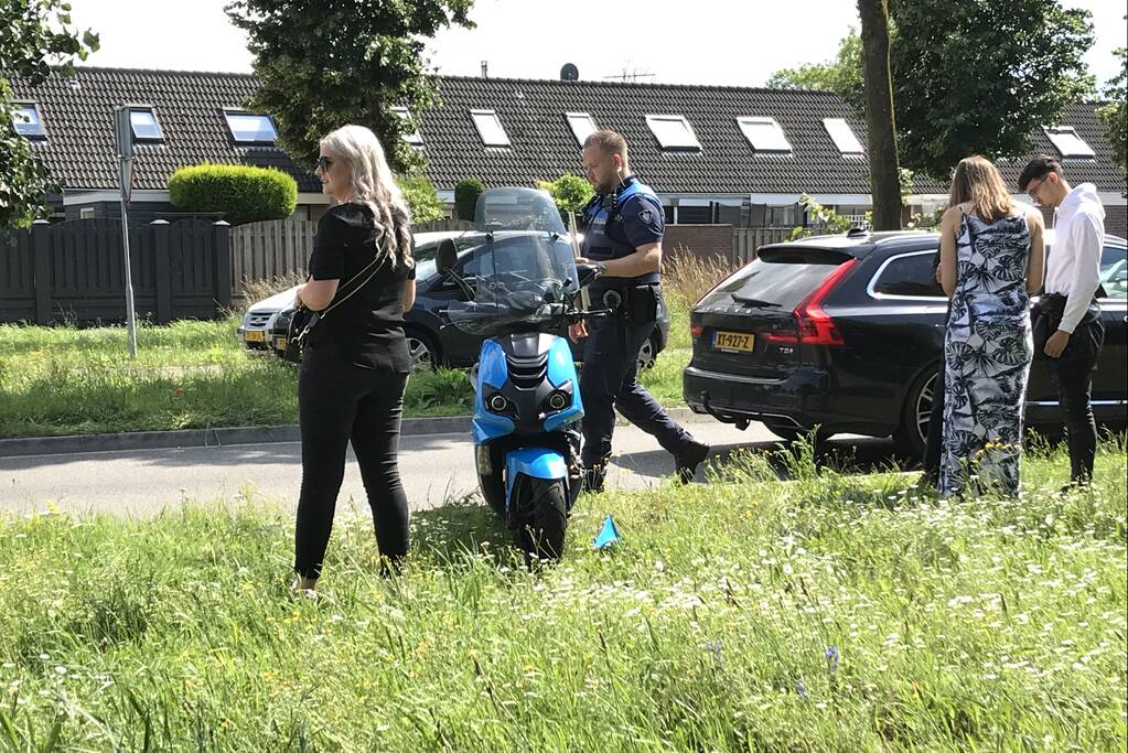 Overstekende scooterrijder botst met auto