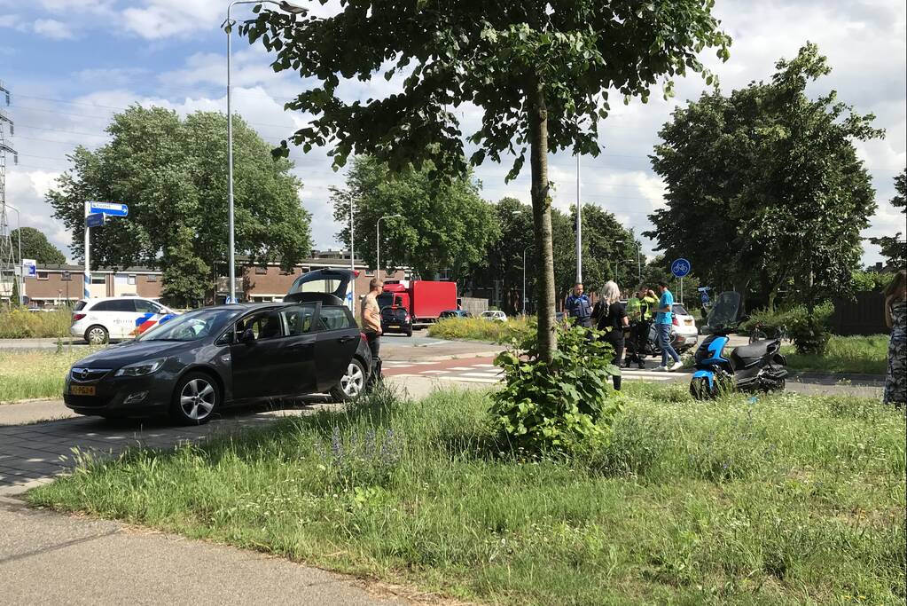 Overstekende scooterrijder botst met auto