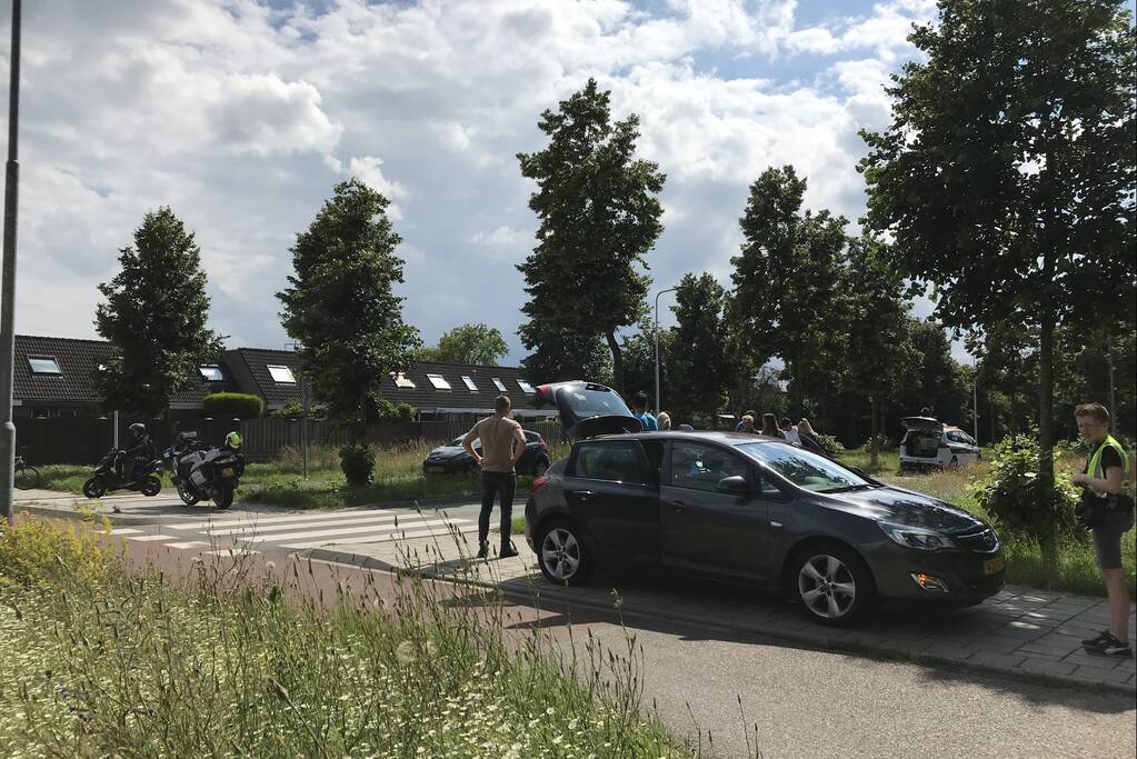 Overstekende scooterrijder botst met auto
