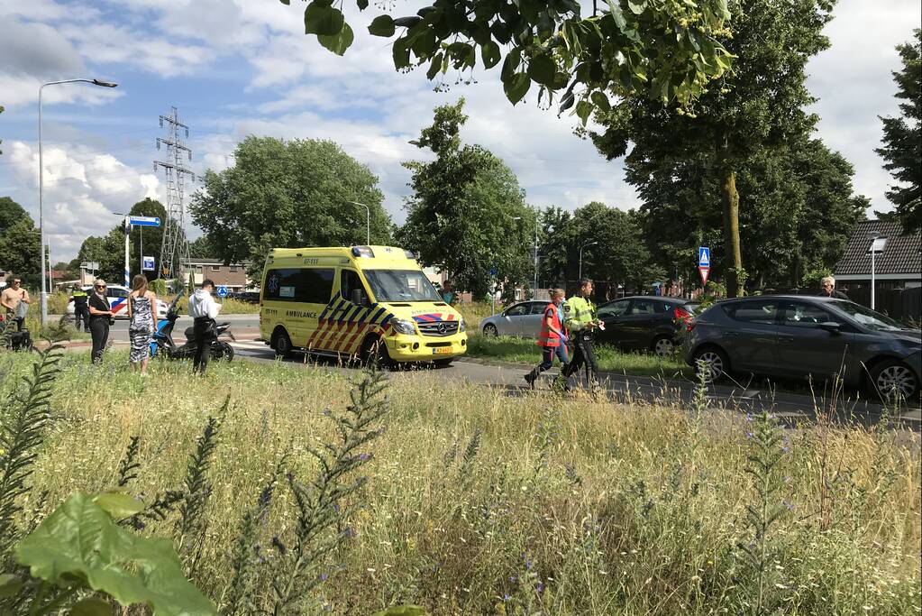 Overstekende scooterrijder botst met auto