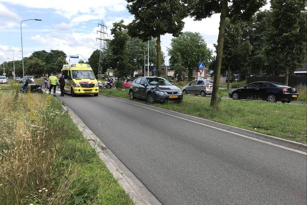 Overstekende scooterrijder botst met auto