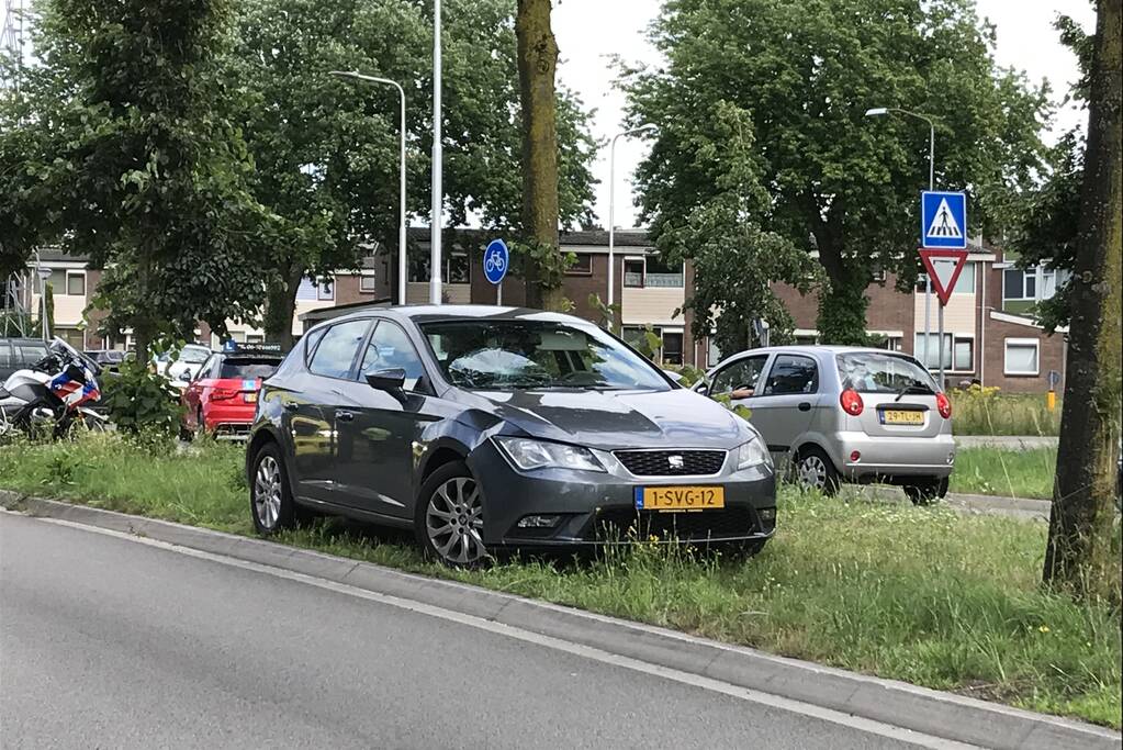 Overstekende scooterrijder botst met auto