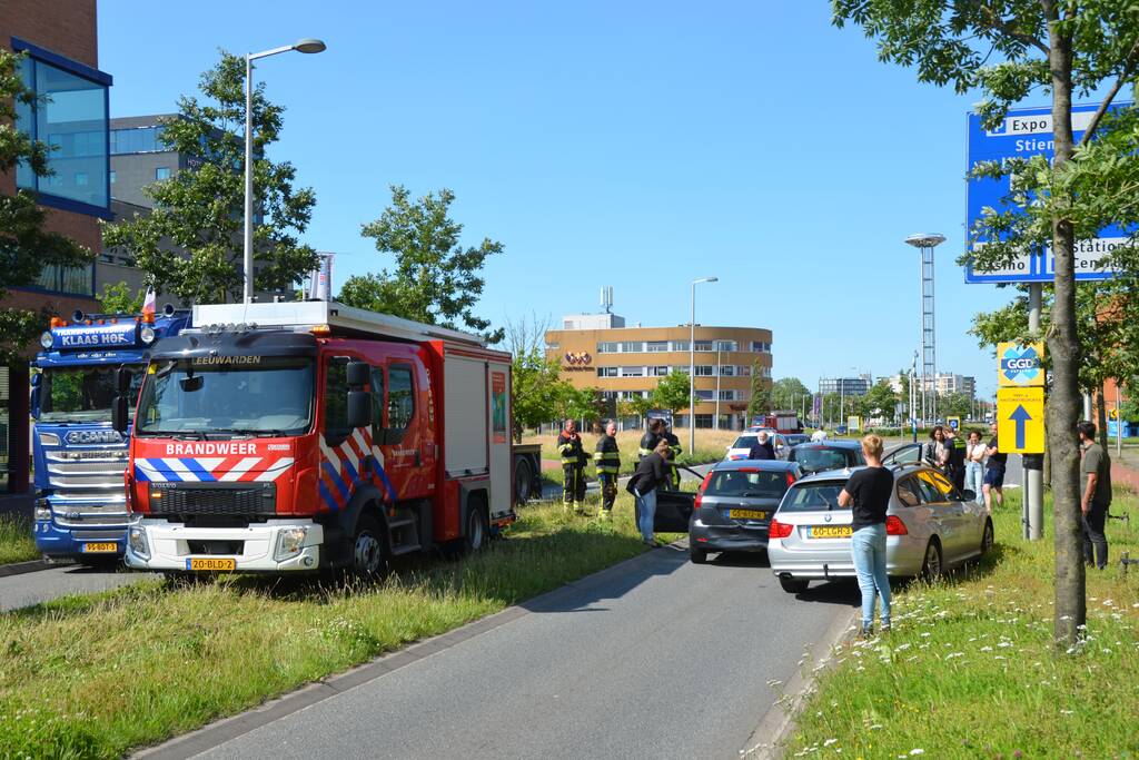 Meerdere auto's botsen op elkaar