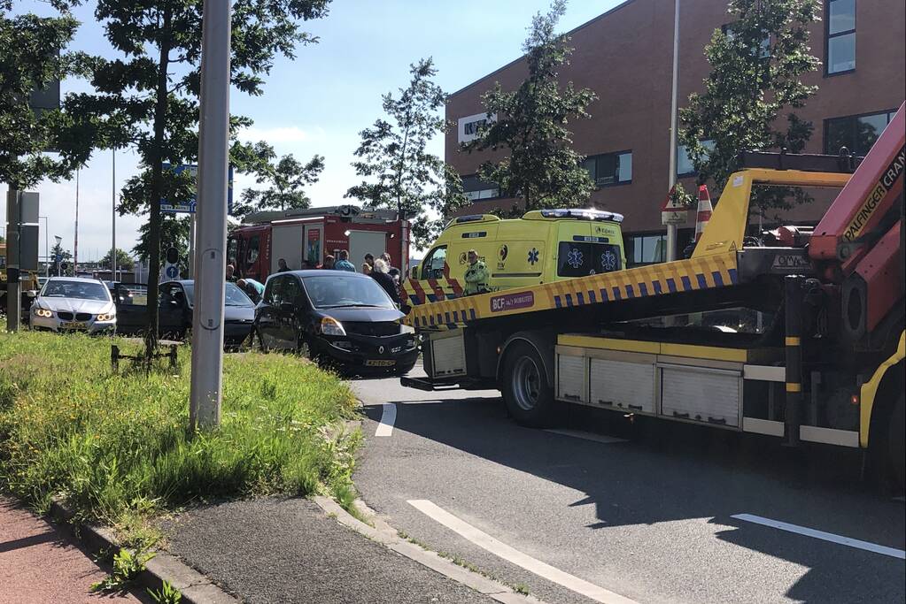 Meerdere auto's botsen op elkaar