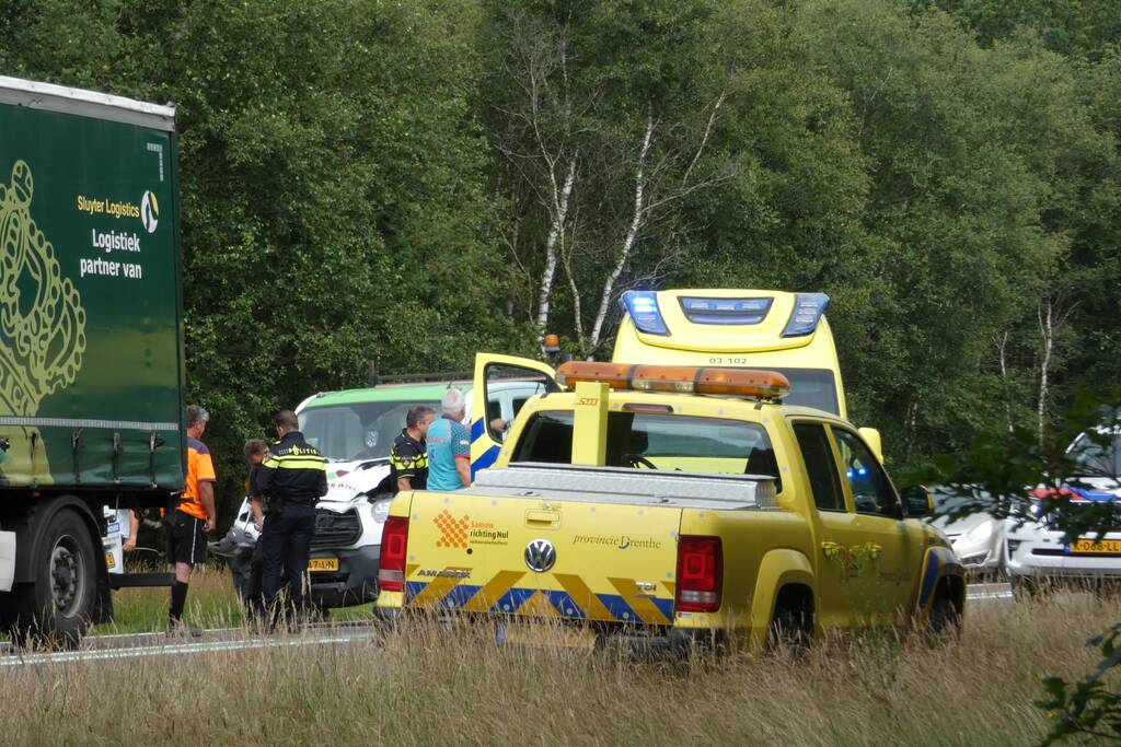 Bestelbus botst achter op vrachtwagen