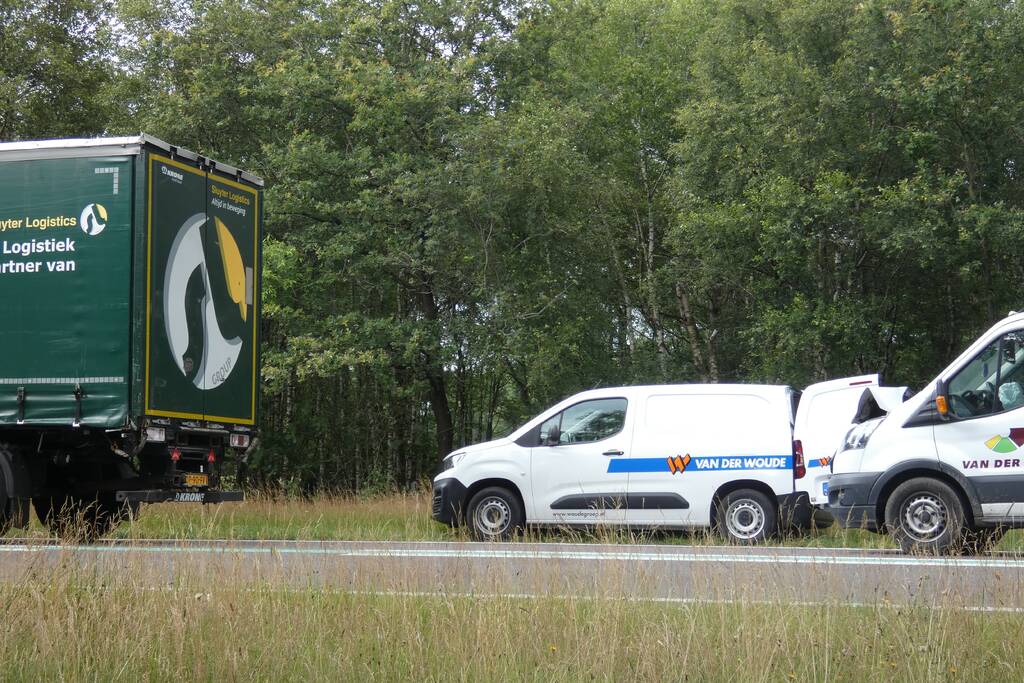 Bestelbus botst achter op vrachtwagen