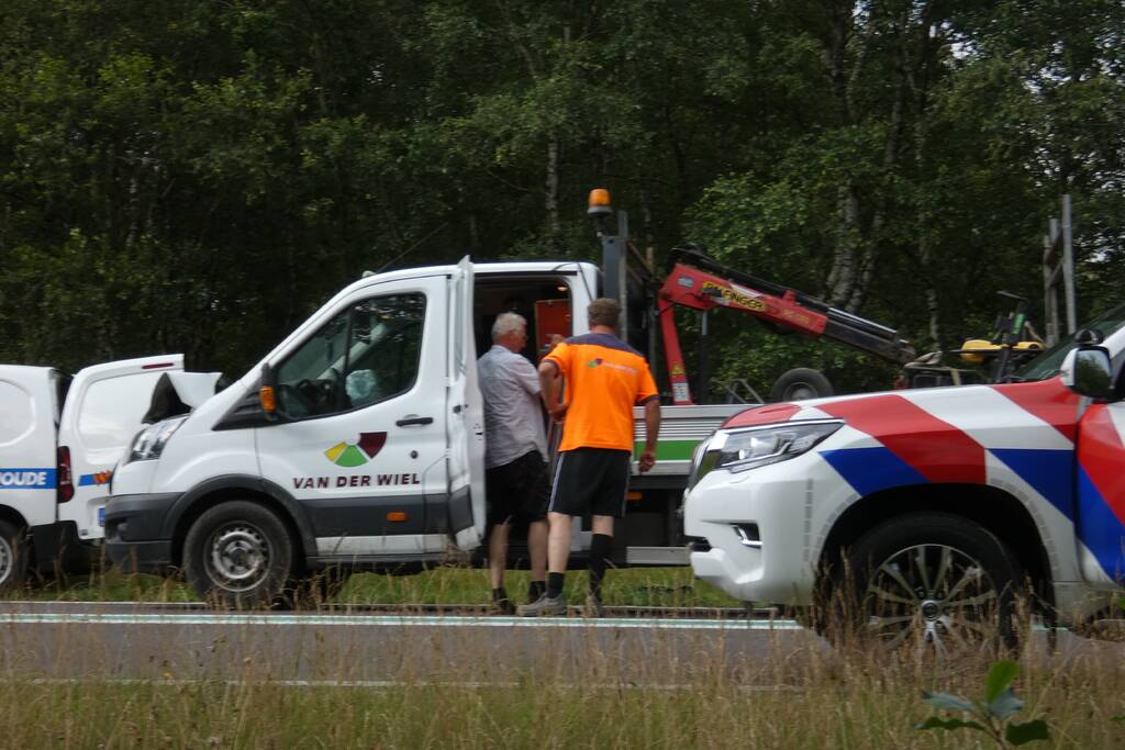 Bestelbus botst achter op vrachtwagen