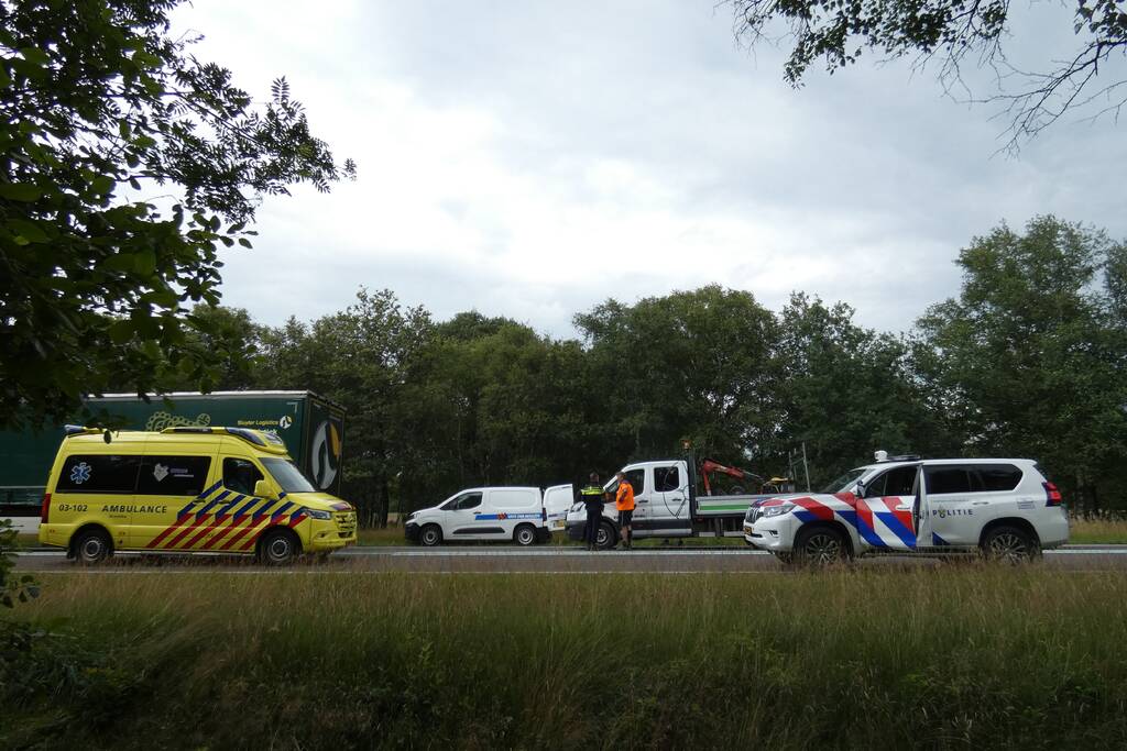 Bestelbus botst achter op vrachtwagen