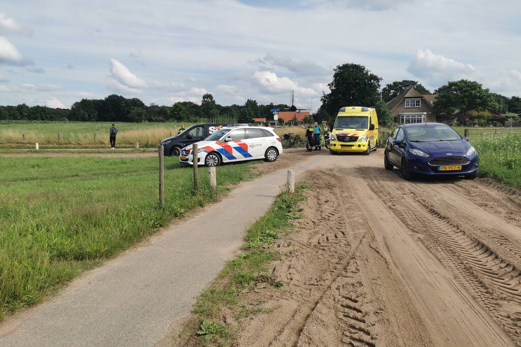 Bestelbus botst op fietsers