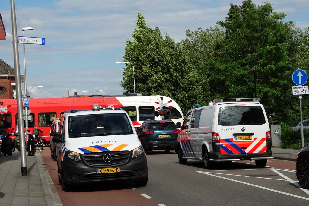 Fietser en scooterrijder botsen bij spoorwegovergang