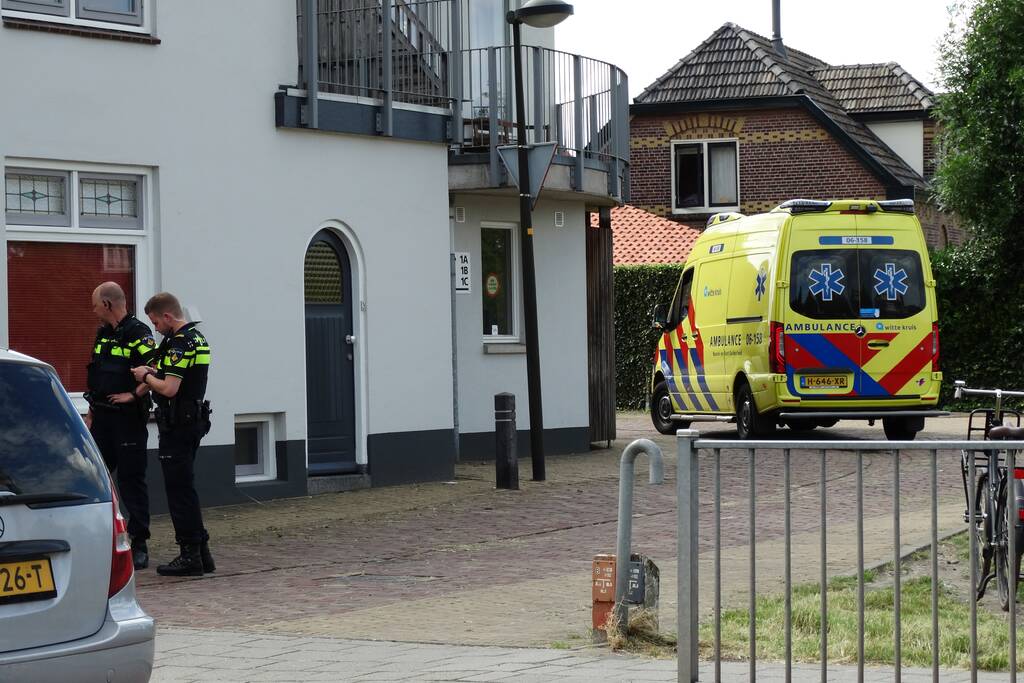 Fietser en scooterrijder botsen bij spoorwegovergang