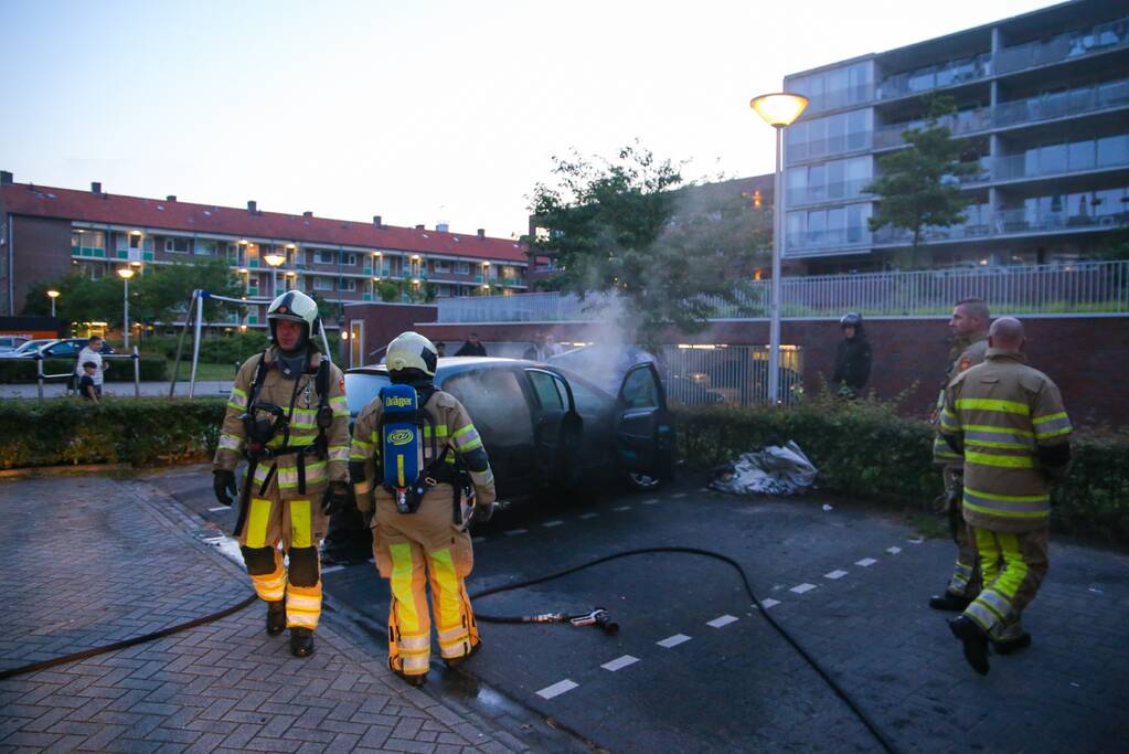 Brand in motorcompartiment van auto