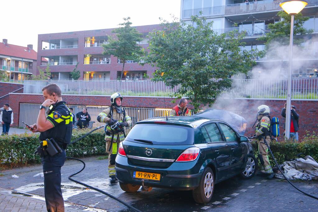 Brand in motorcompartiment van auto