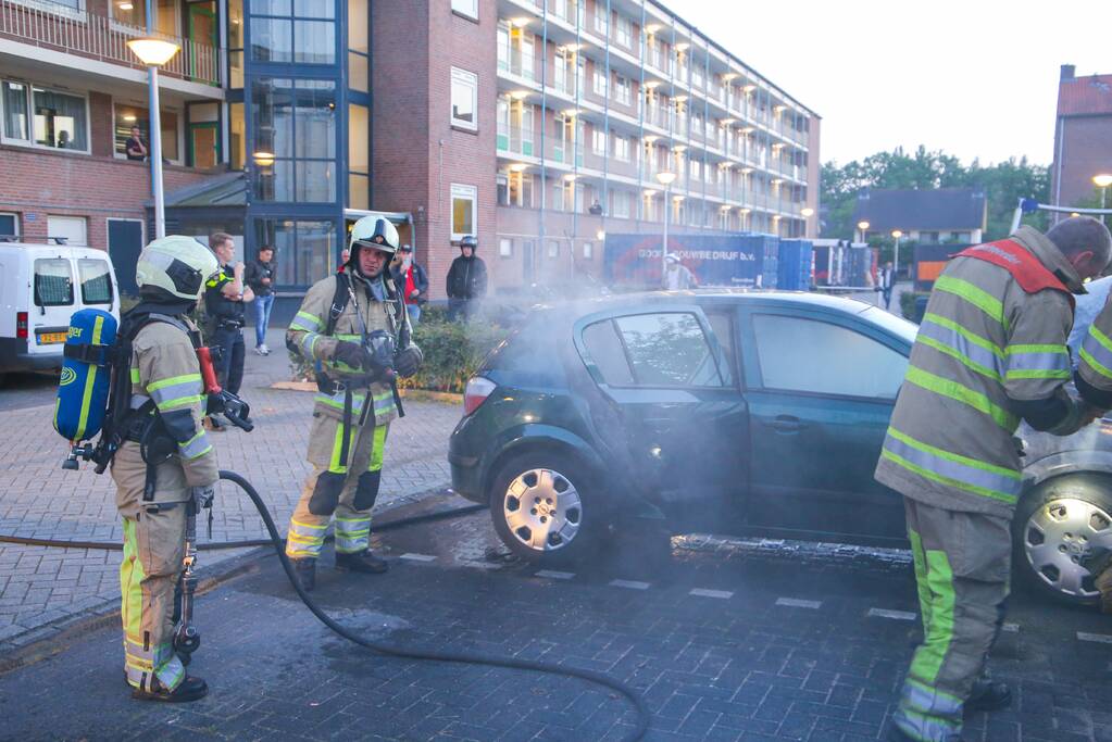Brand in motorcompartiment van auto