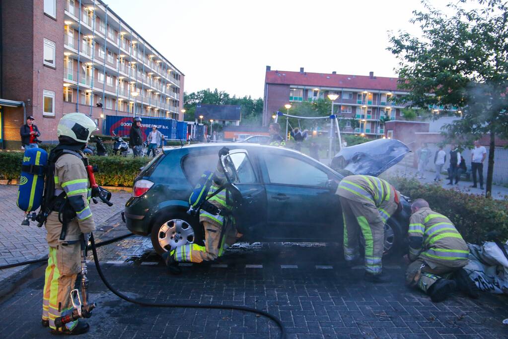 Brand in motorcompartiment van auto