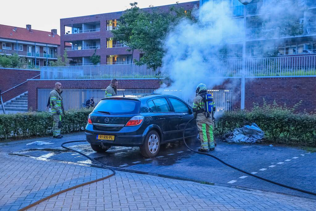 Brand in motorcompartiment van auto