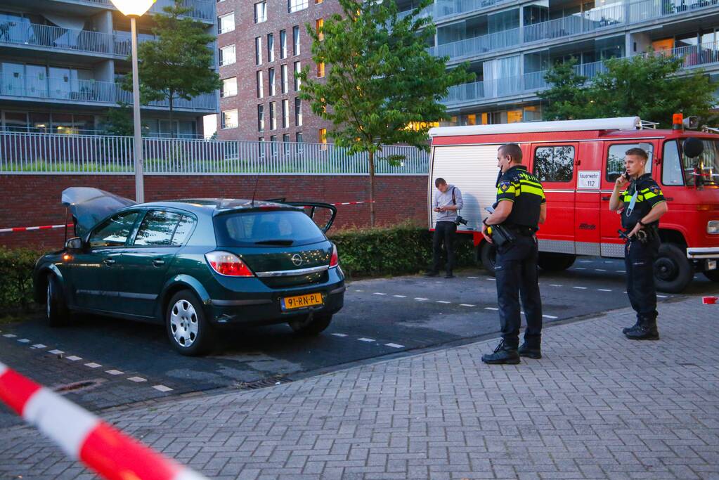 Brand in motorcompartiment van auto