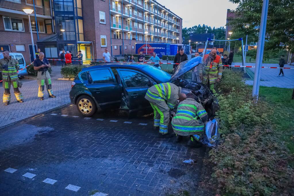 Brand in motorcompartiment van auto