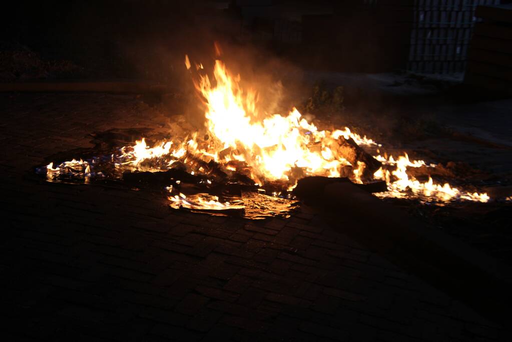 Vlammen bij brand in container