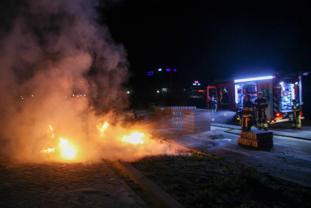 Vlammen bij brand in container