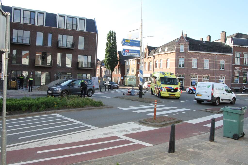 Fietsster aangereden op rotonde