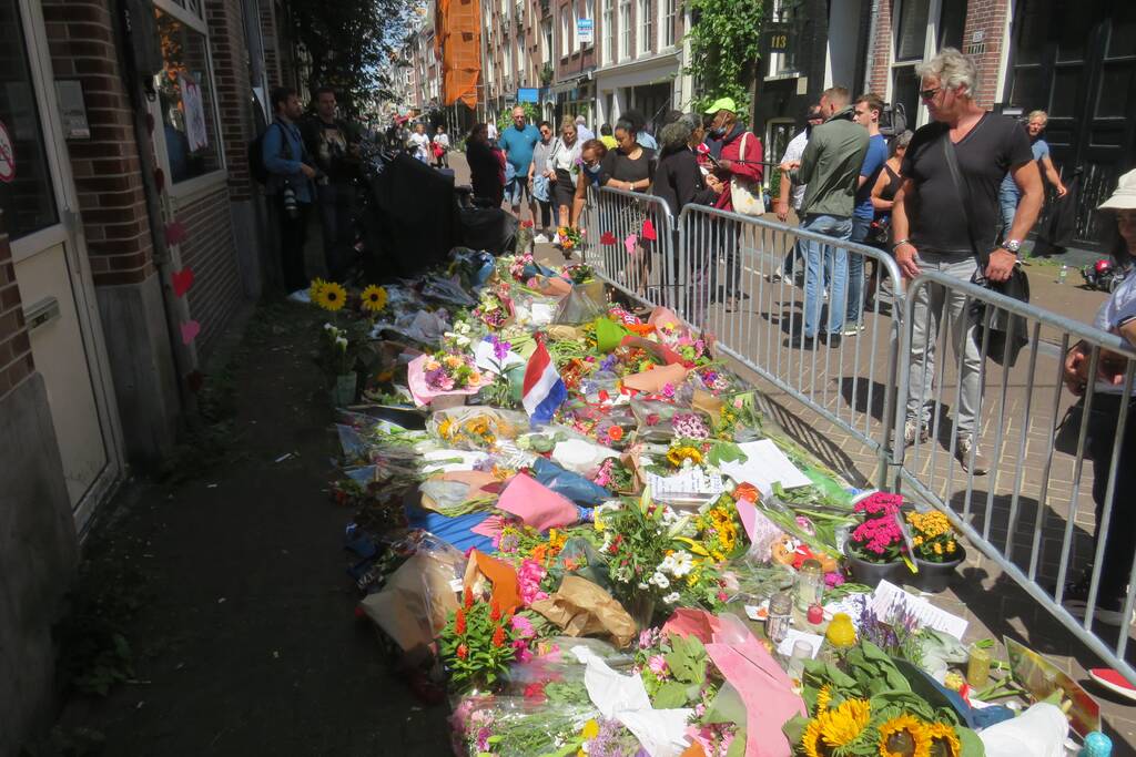 Flinke toestroom bij enorme bloemenzee voor Peter R de Vries