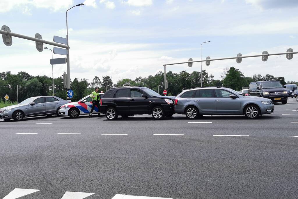 Kop-staart aanrijding tussen twee voertuigen op kruising