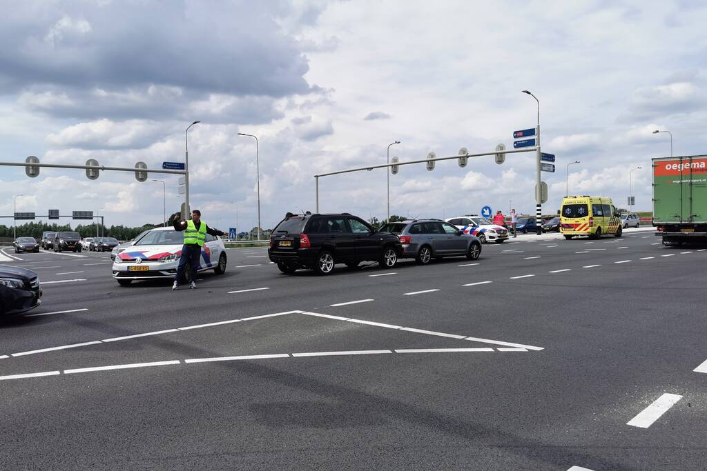 Kop-staart aanrijding tussen twee voertuigen op kruising