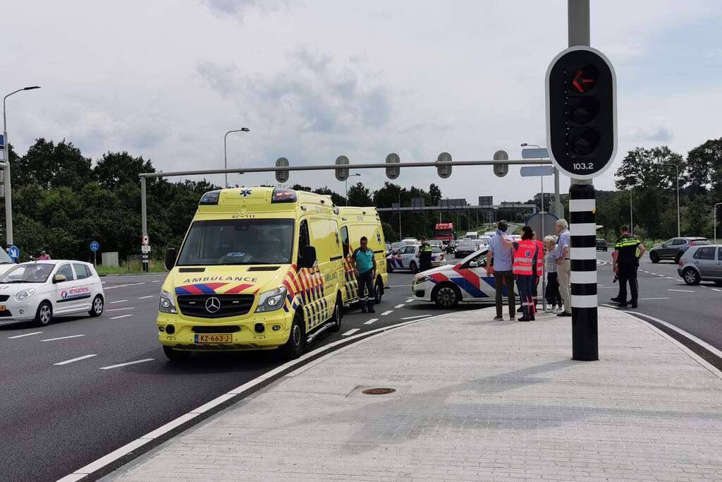 Kop-staart aanrijding tussen twee voertuigen op kruising