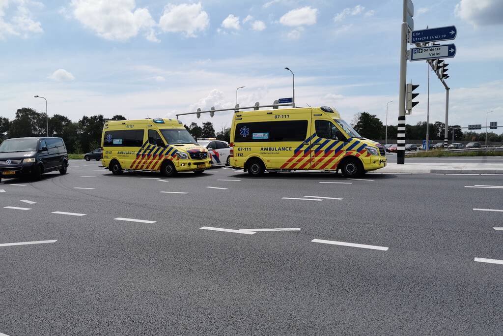 Kop-staart aanrijding tussen twee voertuigen op kruising