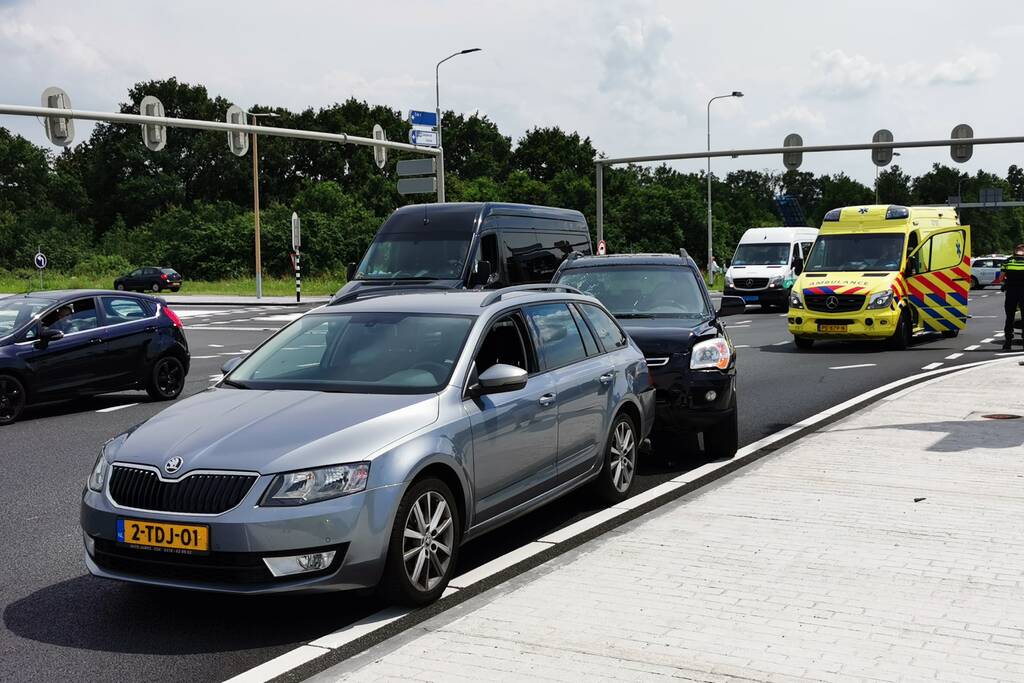 Kop-staart aanrijding tussen twee voertuigen op kruising