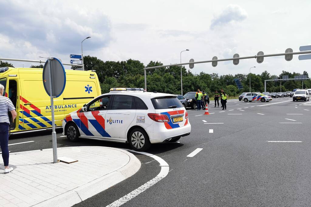 Kop-staart aanrijding tussen twee voertuigen op kruising