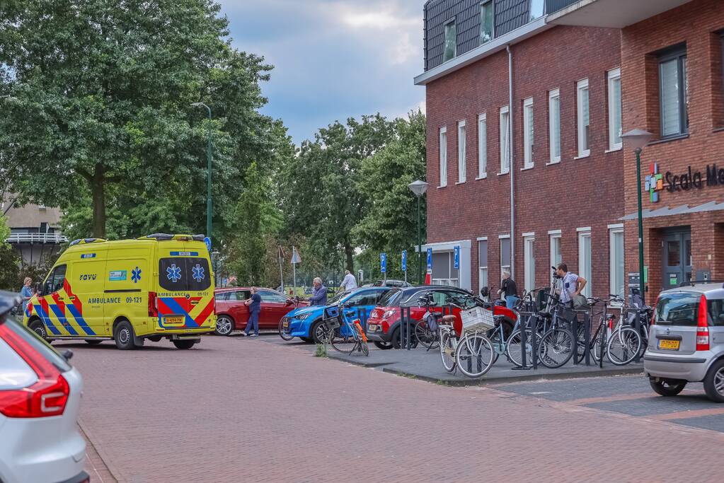 Vrouw gaat met fiets onderuit op parkeerplaats Gezondheidscentrum